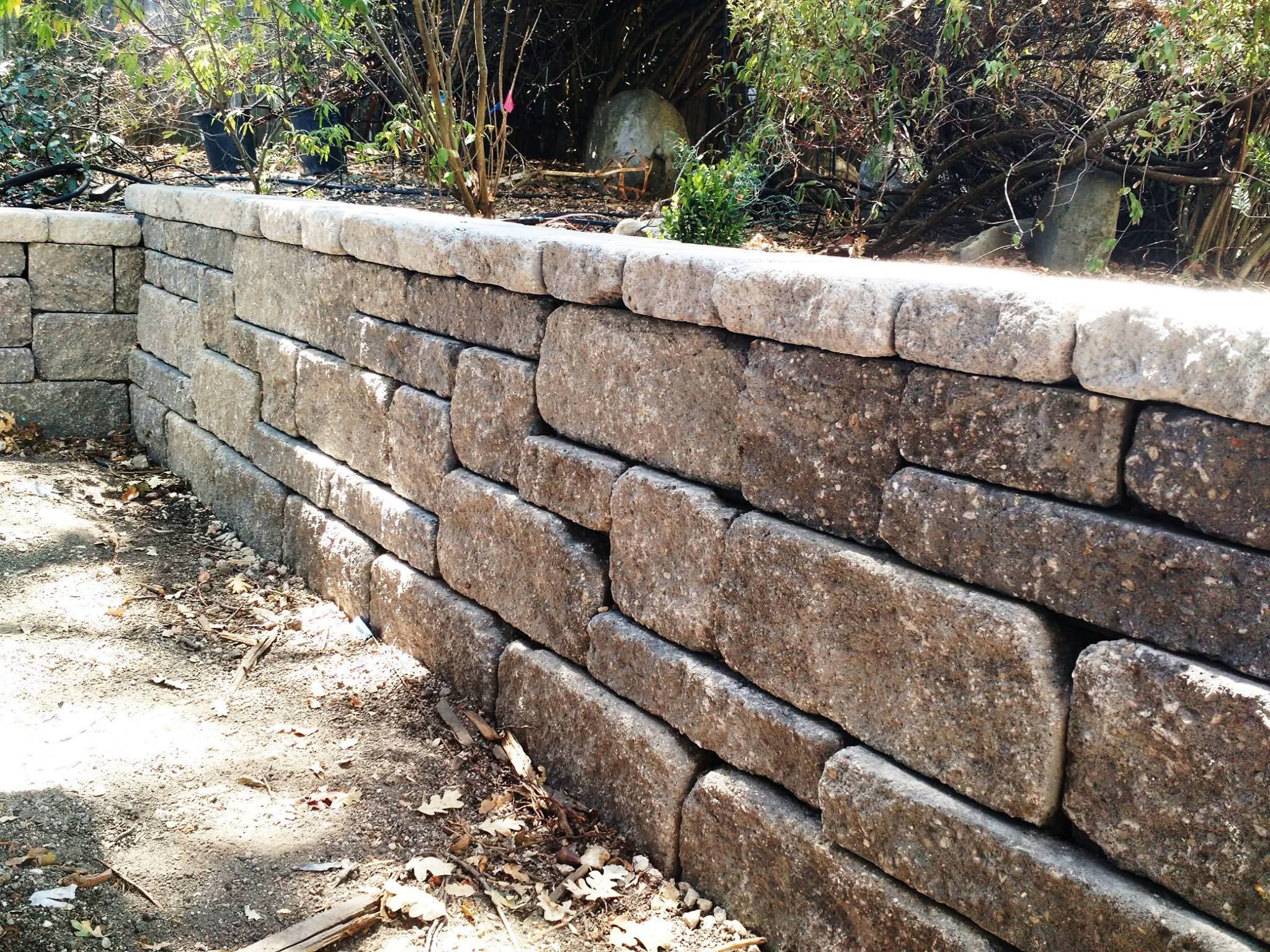 Multi-tone stone retaining wall with capstones